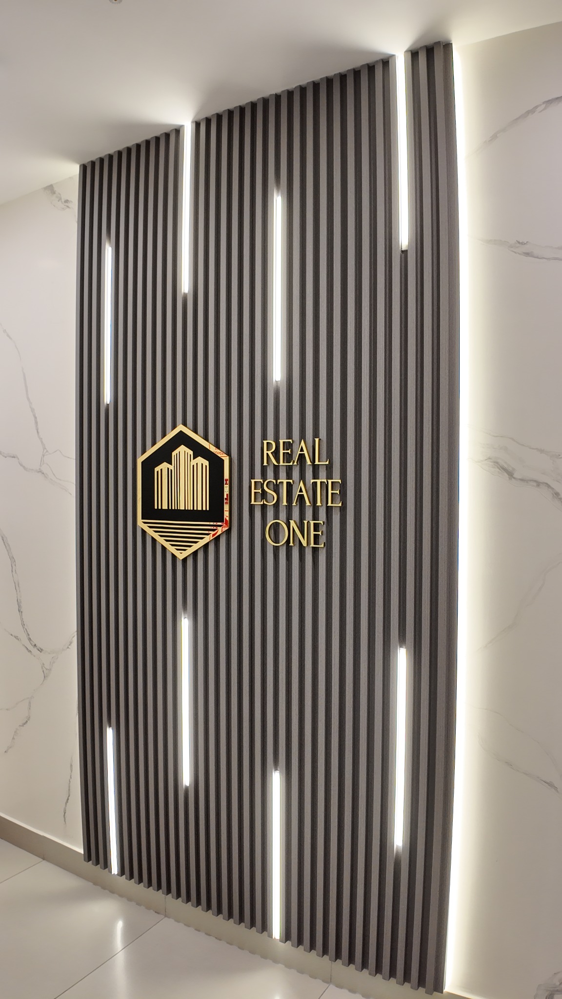 Logo de Real Estate One en el ingreso