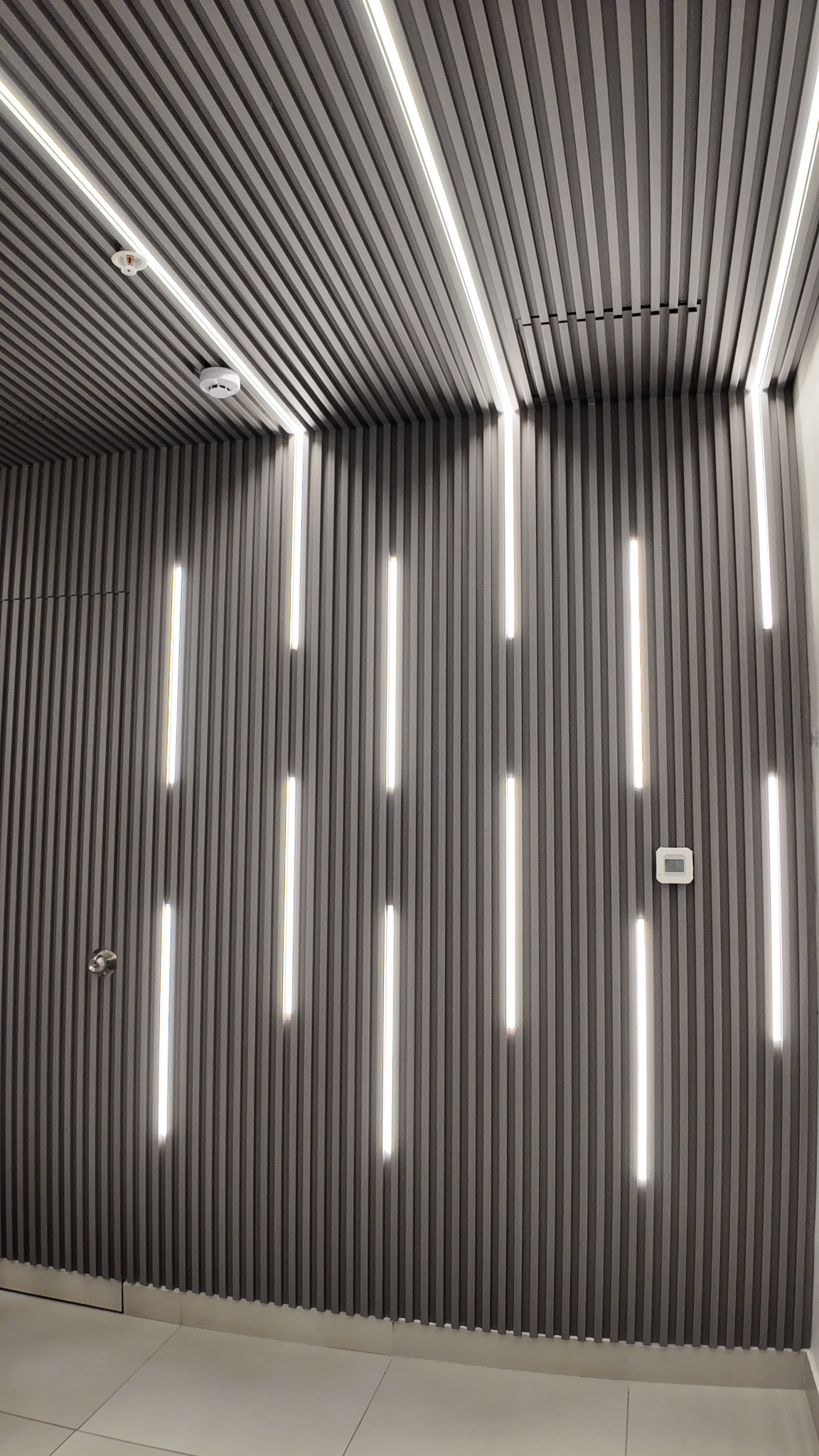 Detalle de iluminación del ingreso